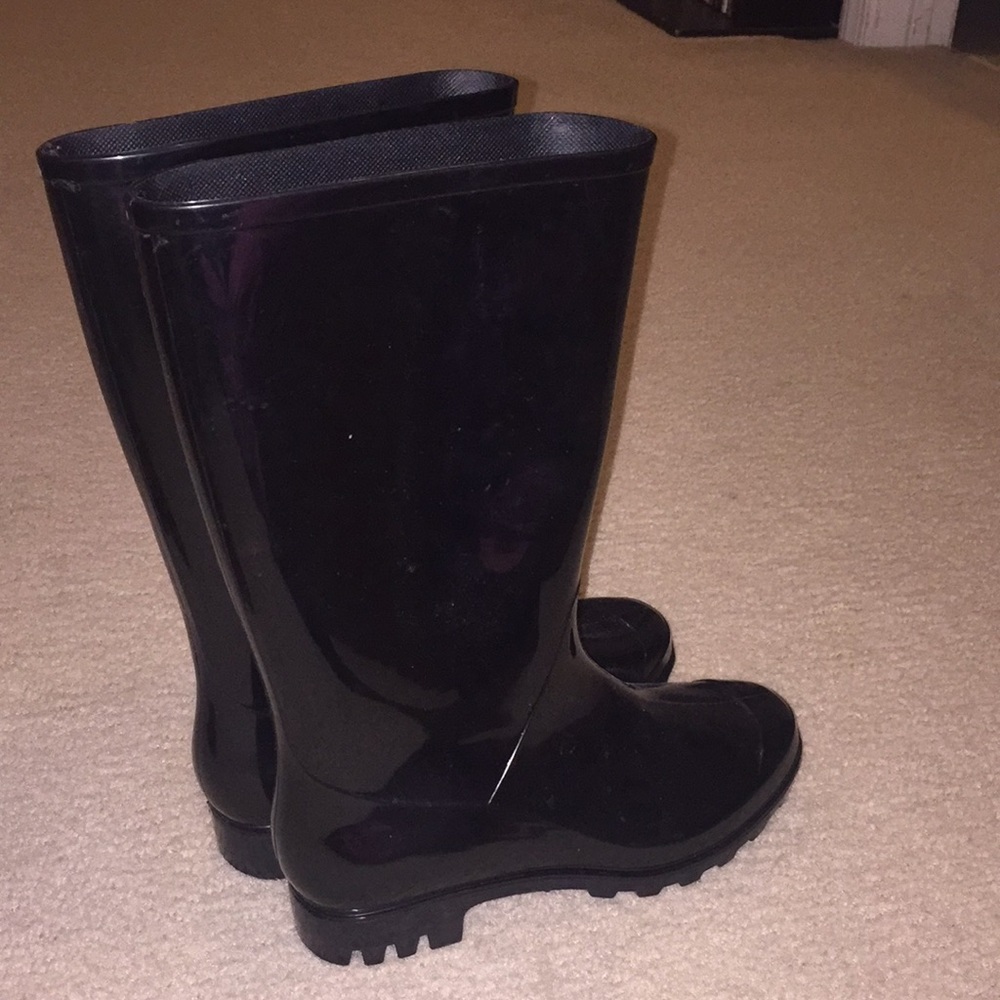black rain boots